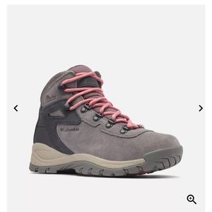 *NWT* Columbia Newton Ridge Hiking Boots